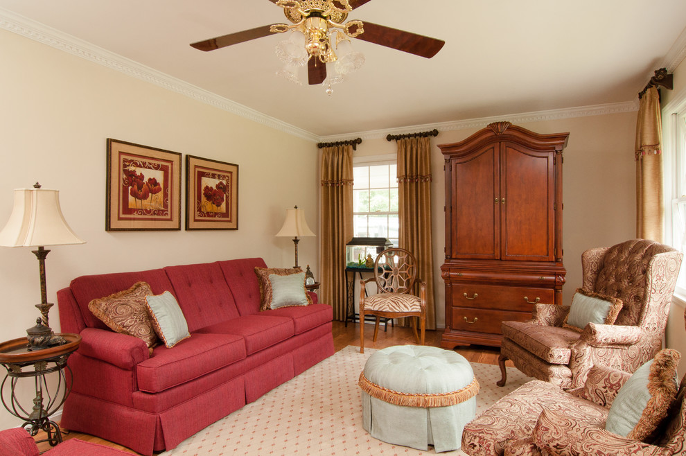 Example of a classic living room design in Raleigh