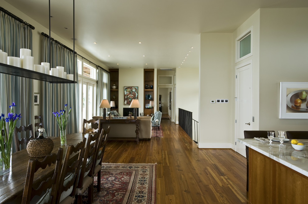 Inspiration pour un salon traditionnel ouvert et de taille moyenne avec un mur beige, aucun téléviseur, un sol en bois brun et une cheminée standard.
