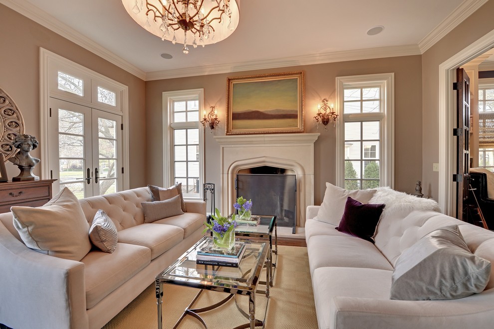 Klassisches Wohnzimmer mit beiger Wandfarbe in Minneapolis