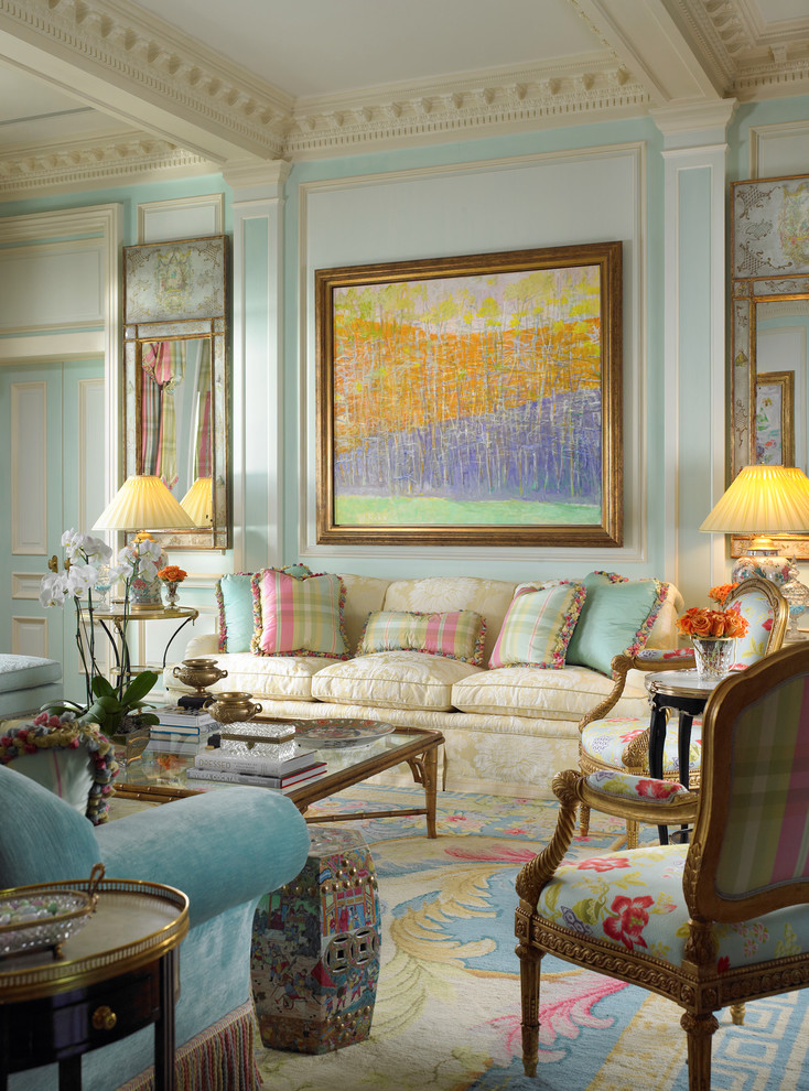 На фото: парадная, изолированная гостиная комната в классическом стиле с синими стенами без телевизора