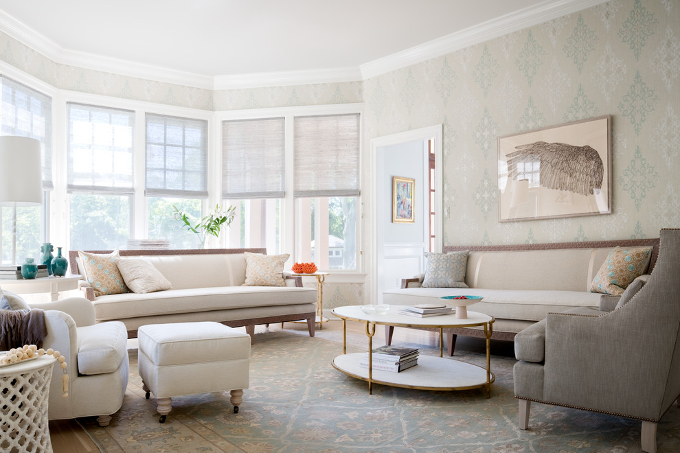 Свежая идея для дизайна: парадная, изолированная гостиная комната в классическом стиле с разноцветными стенами и эркером - отличное фото интерьера