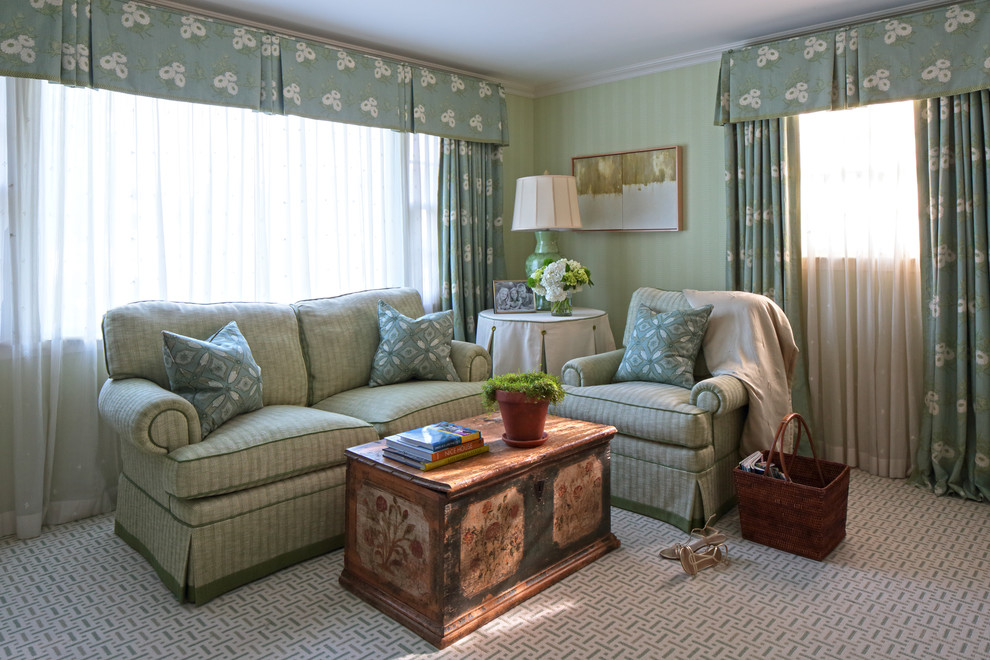 Источник вдохновения для домашнего уюта: изолированная гостиная комната в классическом стиле с зелеными стенами и красивыми шторами