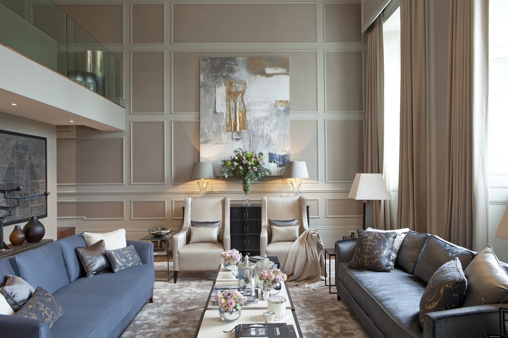 Repräsentatives Klassisches Wohnzimmer mit beiger Wandfarbe und braunem Holzboden in London