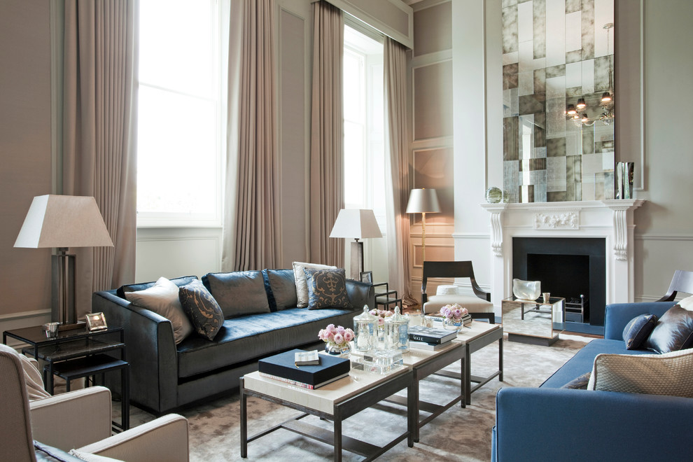 Идея дизайна: гостиная комната в классическом стиле с серыми стенами и стандартным камином
