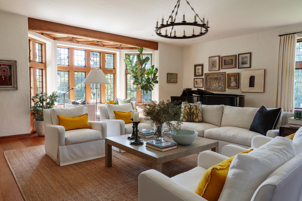Foto di un soggiorno tradizionale con pareti bianche e pavimento in legno massello medio