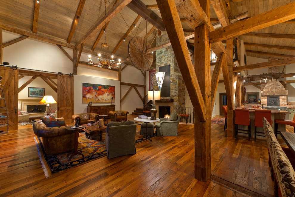 Imagen de salón tradicional extra grande con paredes beige, suelo de madera en tonos medios y alfombra