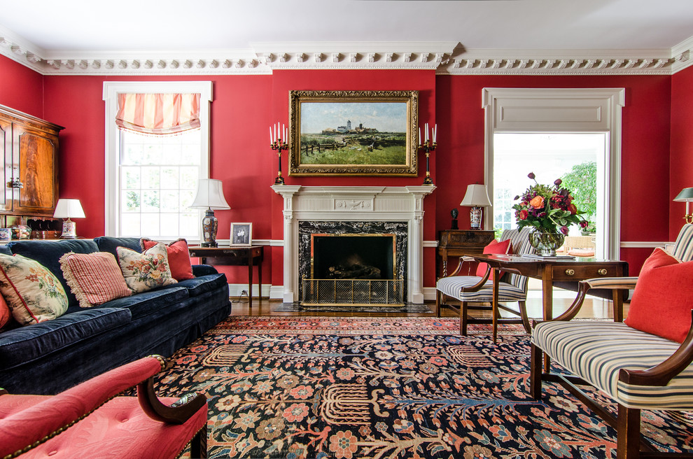Immagine di un soggiorno classico con pareti rosse