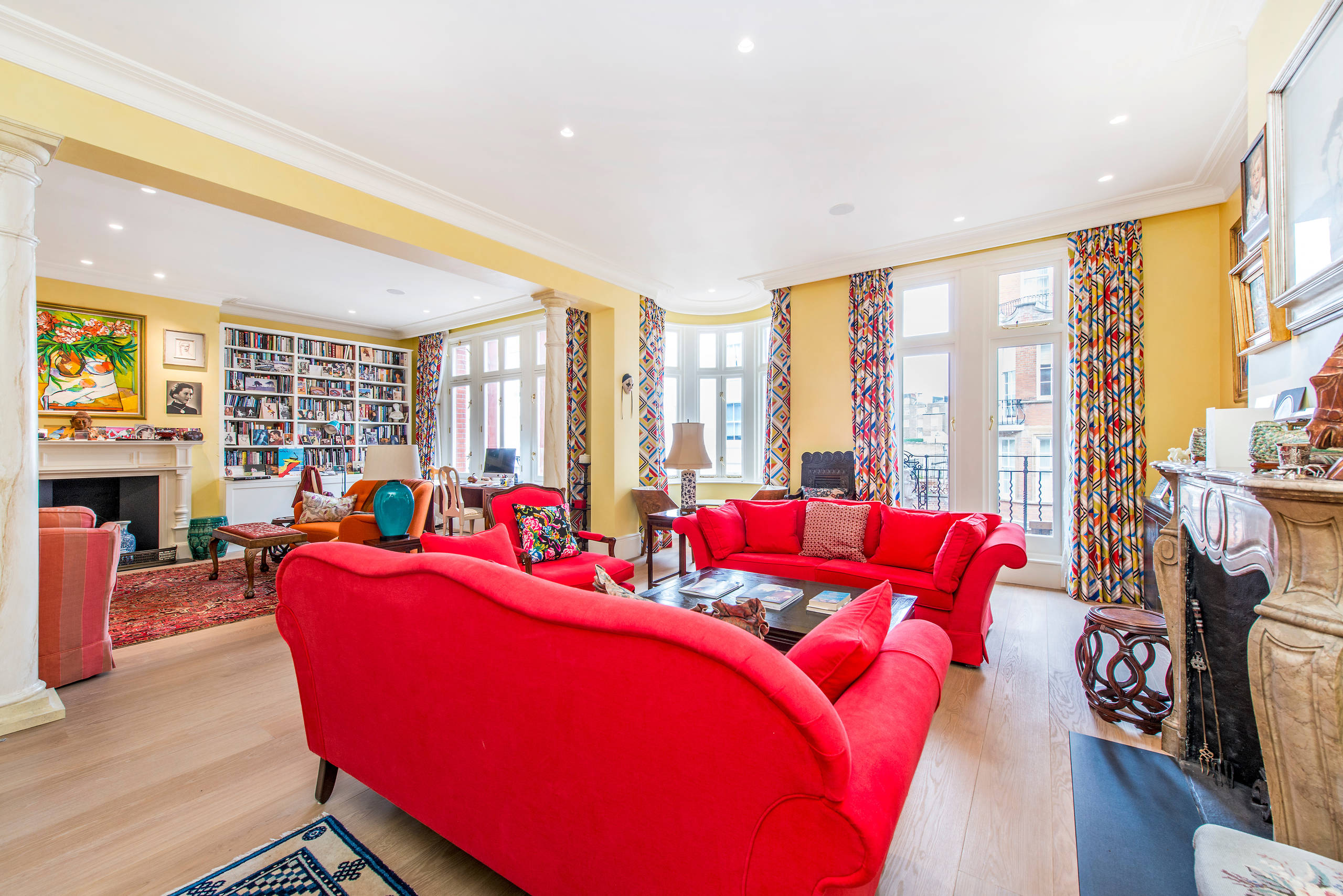 トラディショナルスタイルのおしゃれなリビング 赤いソファ のインテリア画像 75選 22年10月 Houzz ハウズ