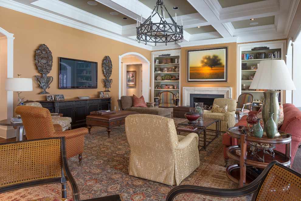 Свежая идея для дизайна: гостиная комната в классическом стиле с оранжевыми стенами, стандартным камином и телевизором на стене - отличное фото интерьера