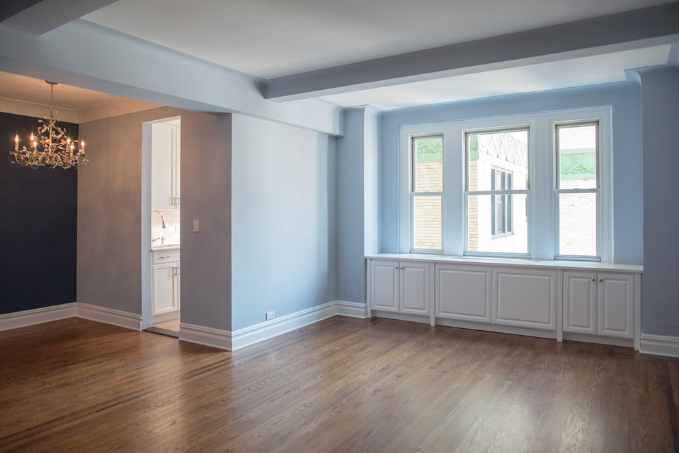 Kleines, Repräsentatives, Offenes Klassisches Wohnzimmer mit blauer Wandfarbe, braunem Holzboden, Kamin und Kaminumrandung aus Stein in New York