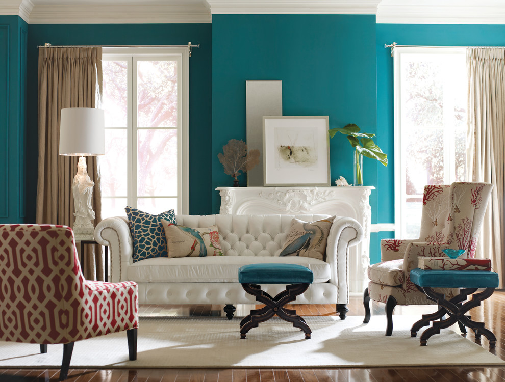 Mittelgroßes, Fernseherloses Klassisches Wohnzimmer mit blauer Wandfarbe, Kamin, Kaminumrandung aus Holz, braunem Holzboden und braunem Boden in Chicago