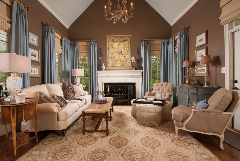 Пример оригинального дизайна: парадная гостиная комната в классическом стиле с коричневыми стенами, паркетным полом среднего тона, стандартным камином, коричневым полом и синими шторами