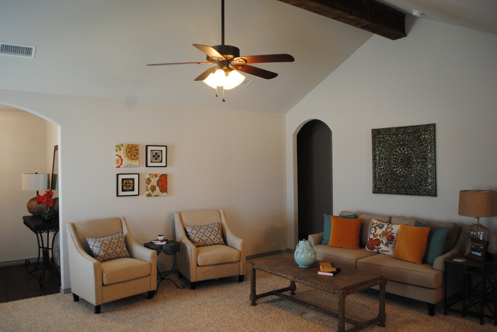 Immagine di un soggiorno tradizionale di medie dimensioni e aperto con pareti beige, moquette, camino classico, cornice del camino in pietra e TV a parete
