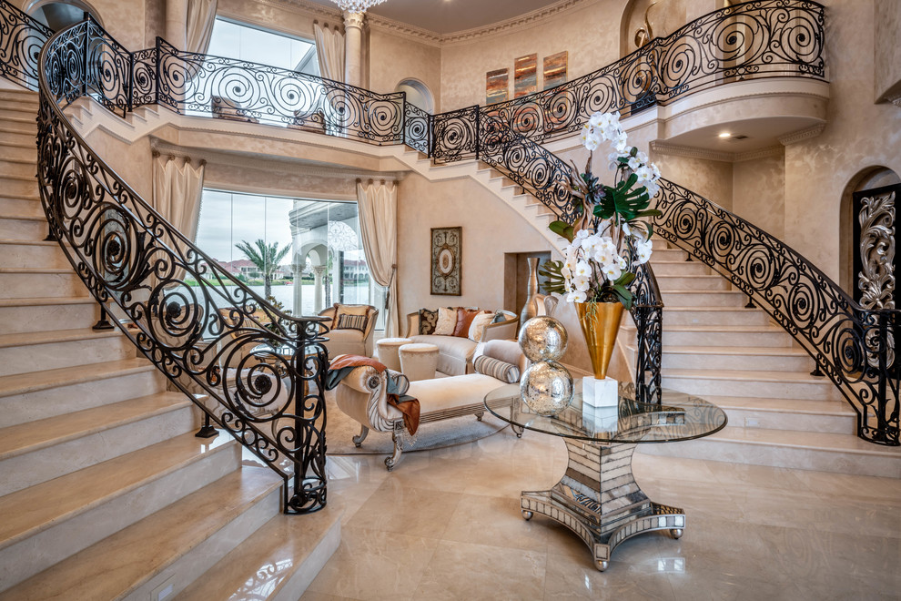 Ispirazione per un grande soggiorno mediterraneo aperto con sala formale, pareti beige, pavimento in gres porcellanato e pavimento beige