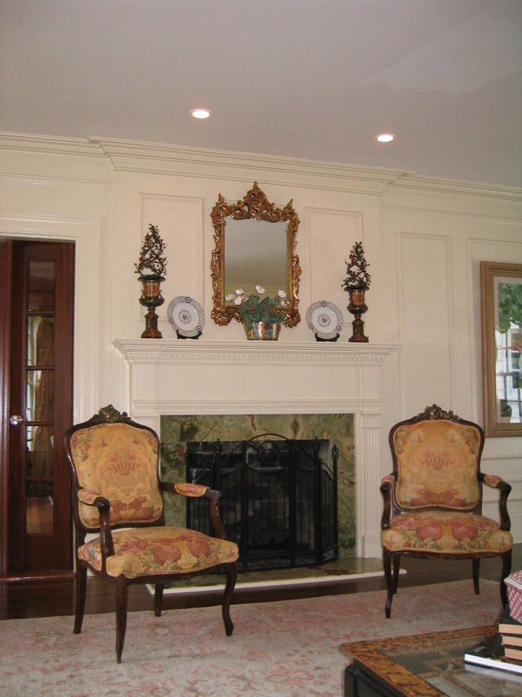 Großes, Repräsentatives, Abgetrenntes Klassisches Wohnzimmer mit beiger Wandfarbe, dunklem Holzboden, Kamin und Kaminumrandung aus Stein in Wilmington