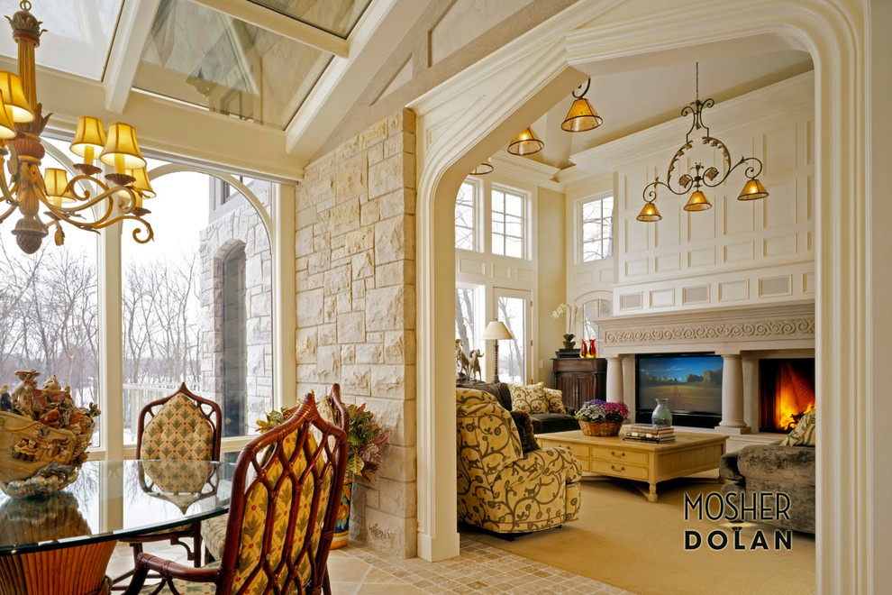 Cette image montre un grand salon traditionnel fermé avec une salle de réception, un mur blanc, moquette, une cheminée standard, un manteau de cheminée en béton et un téléviseur encastré.