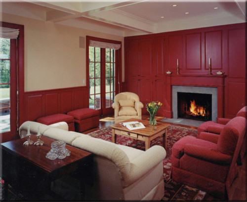 Großes Klassisches Wohnzimmer mit beiger Wandfarbe, Kamin, verputzter Kaminumrandung und verstecktem TV in New York