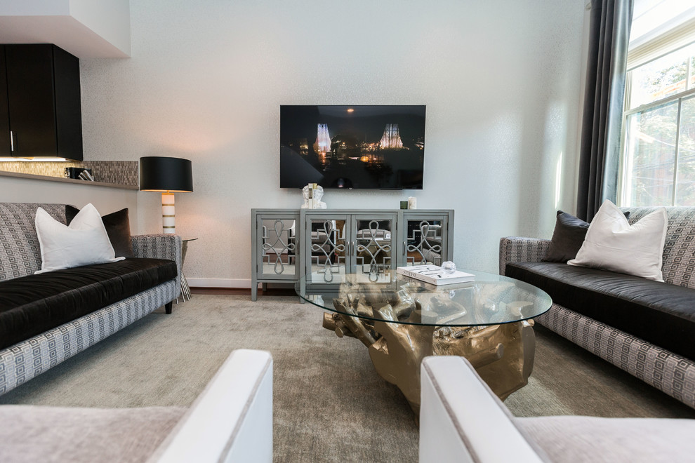 Modelo de salón para visitas abierto tradicional grande con televisor colgado en la pared, paredes grises, suelo de madera oscura y suelo marrón