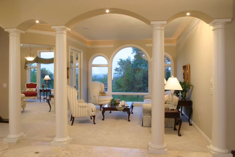 Свежая идея для дизайна: большая открытая гостиная комната в классическом стиле с ковровым покрытием - отличное фото интерьера
