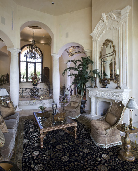 Immagine di un soggiorno classico aperto con sala formale, pareti beige, pavimento in marmo, camino classico e cornice del camino in pietra