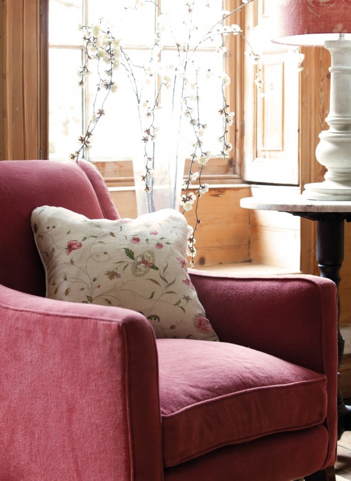 Inspiration for a classic living room in Hampshire.