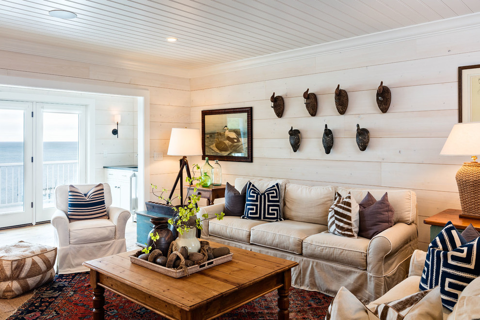 Idéer för ett maritimt separat vardagsrum, med ett finrum, beige väggar, ljust trägolv och beiget golv