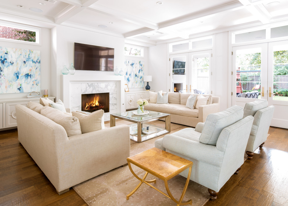 Foto di un soggiorno tradizionale aperto con pareti bianche, parquet scuro, camino classico, TV a parete e pavimento marrone