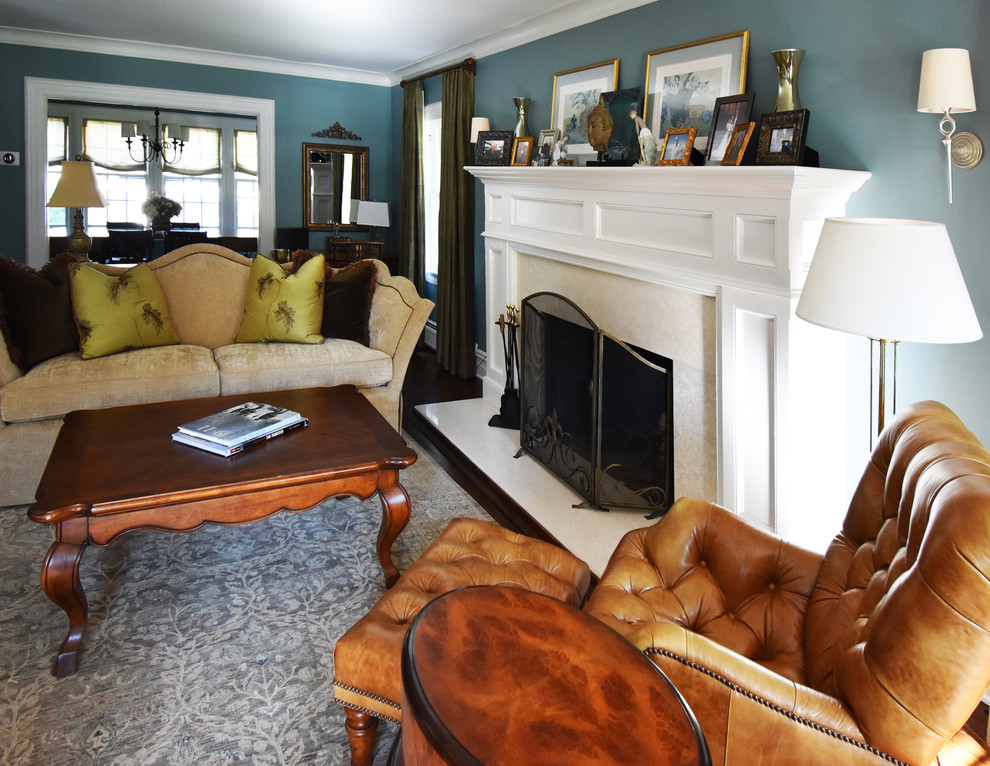 Источник вдохновения для домашнего уюта: открытая гостиная комната среднего размера в классическом стиле с синими стенами, паркетным полом среднего тона, стандартным камином и фасадом камина из дерева без телевизора