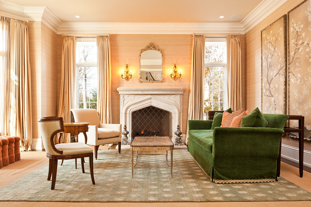 Repräsentatives Klassisches Wohnzimmer mit Kamin, Kaminumrandung aus Stein und beiger Wandfarbe in Chicago