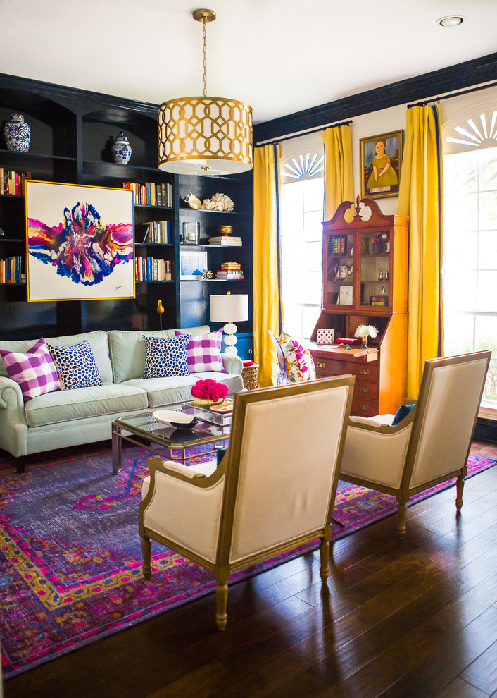 Foto di un soggiorno classico con parquet scuro e pavimento marrone