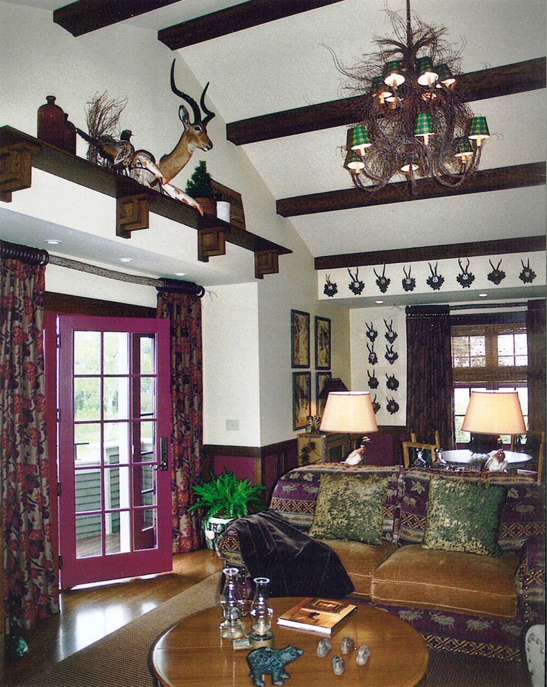 Idee per un grande soggiorno chic aperto con pareti beige, pavimento in legno massello medio e parete attrezzata