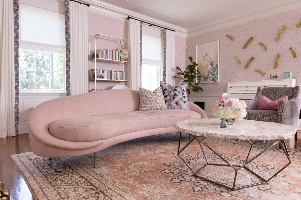 Geräumiges, Abgetrenntes Klassisches Musikzimmer mit rosa Wandfarbe, braunem Holzboden, Kamin, Kaminumrandung aus Holz und TV-Wand in Los Angeles