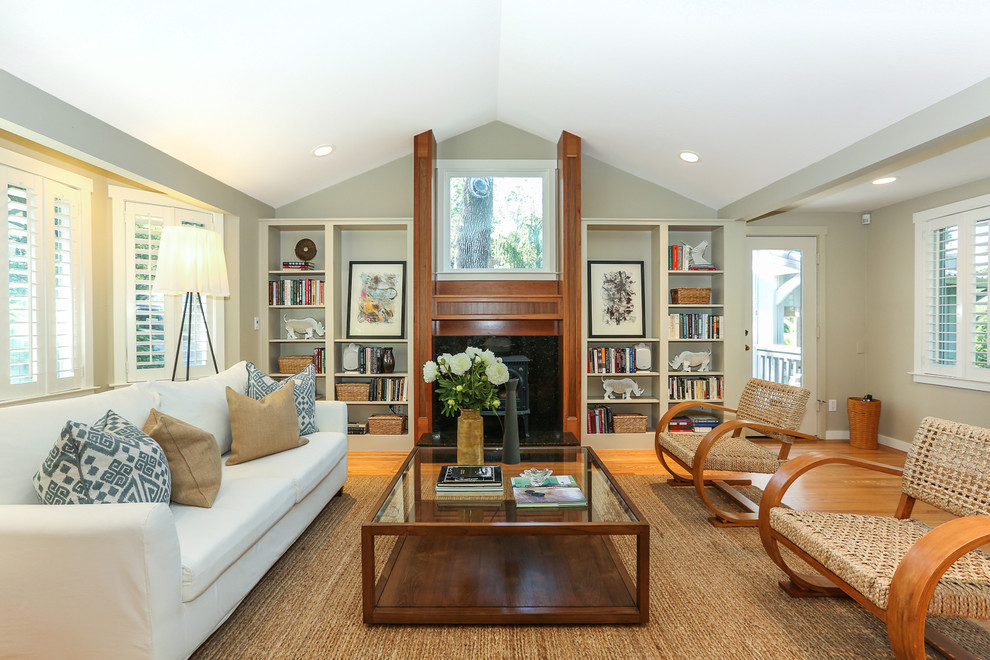 Imagen de salón para visitas abierto clásico de tamaño medio con paredes verdes, suelo de madera en tonos medios y estufa de leña