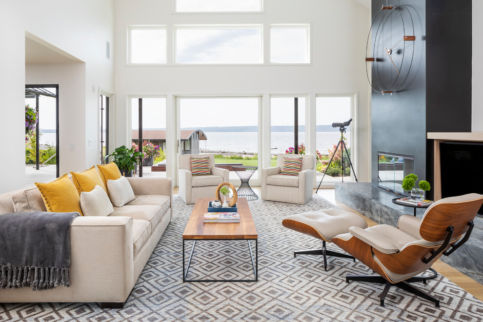 Repräsentatives Maritimes Wohnzimmer mit weißer Wandfarbe, hellem Holzboden und Gaskamin in Seattle