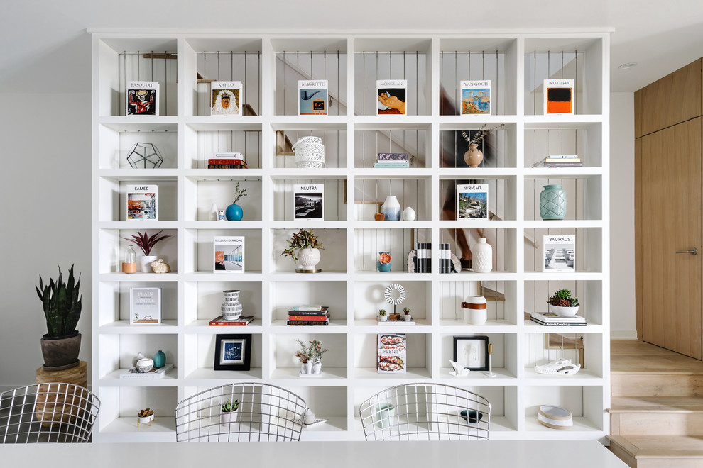 Mittelgroßes, Offenes, Repräsentatives, Fernseherloses Modernes Wohnzimmer ohne Kamin mit weißer Wandfarbe, Betonboden und grauem Boden in Austin