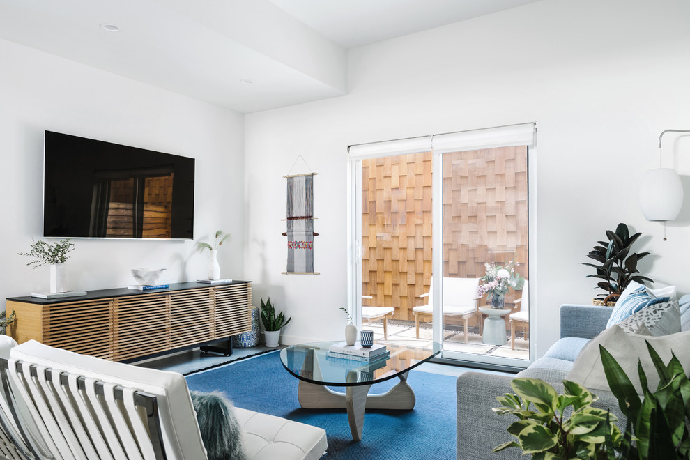 Mittelgroßes, Offenes, Repräsentatives Modernes Wohnzimmer ohne Kamin mit weißer Wandfarbe, Betonboden, grauem Boden und TV-Wand in Austin