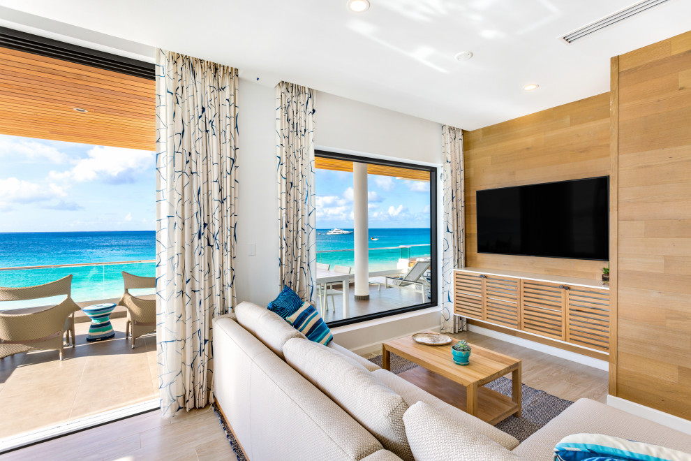 Источник вдохновения для домашнего уюта: изолированная гостиная комната среднего размера в морском стиле с белыми стенами, полом из керамогранита и телевизором на стене