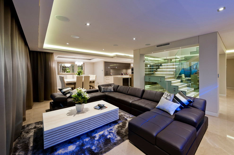 Immagine di un soggiorno moderno aperto con sala formale, pareti beige, pavimento con piastrelle in ceramica e TV a parete