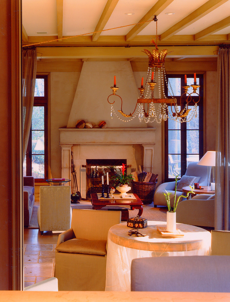Cette photo montre un salon chic fermé avec une salle de réception, un mur beige, une cheminée standard et un manteau de cheminée en pierre.