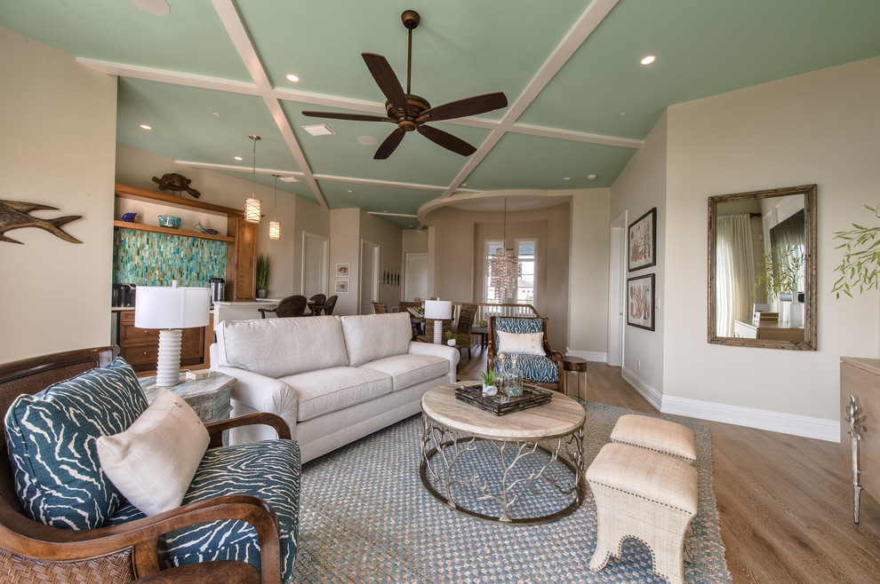 Esempio di un soggiorno stile marino aperto con parquet chiaro e pareti beige