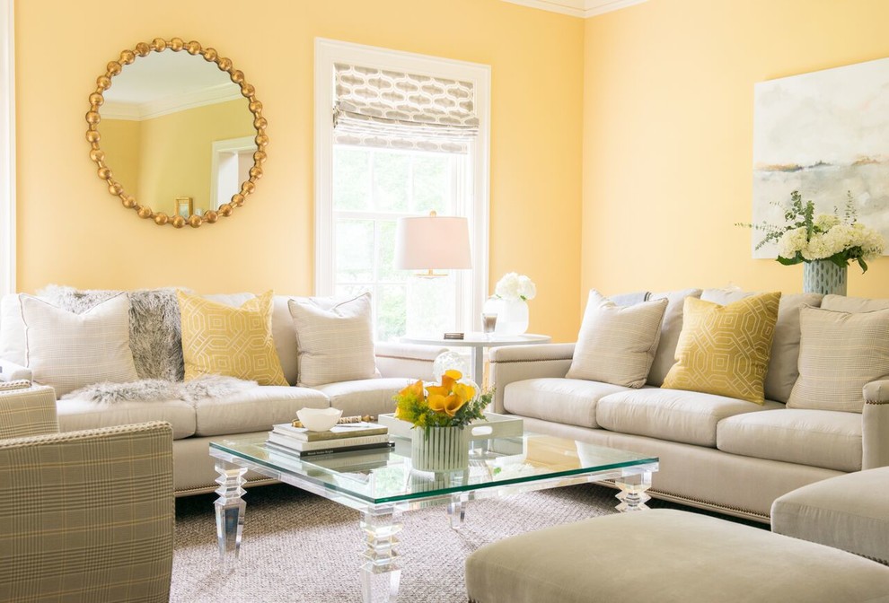 Inspiration för ett mellanstort vintage separat vardagsrum, med ett finrum, gula väggar och mellanmörkt trägolv