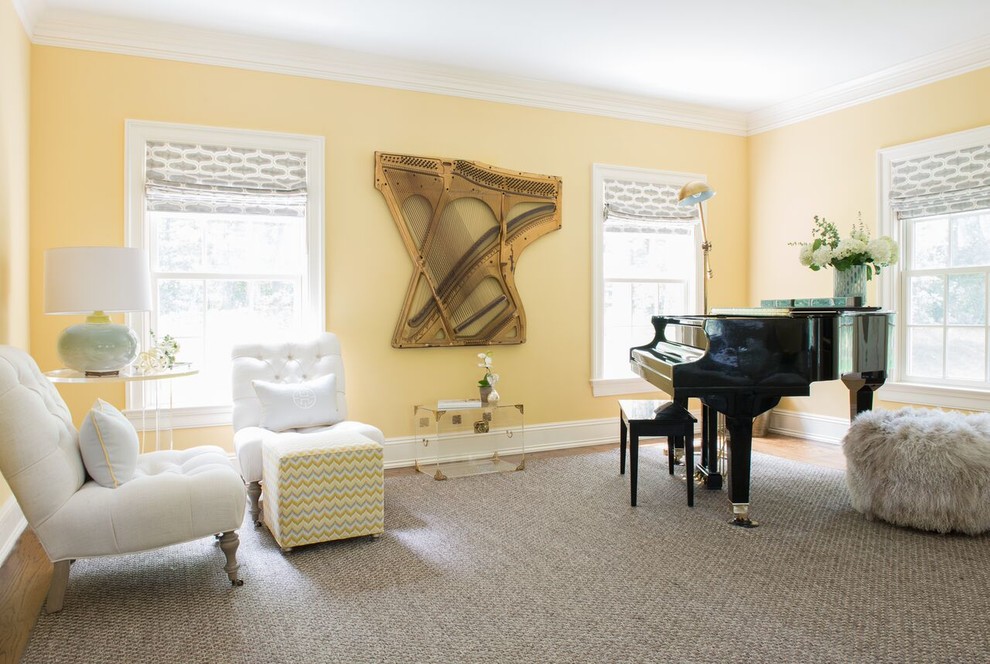 Idéer för mellanstora vintage separata vardagsrum, med ett finrum, gula väggar och mellanmörkt trägolv