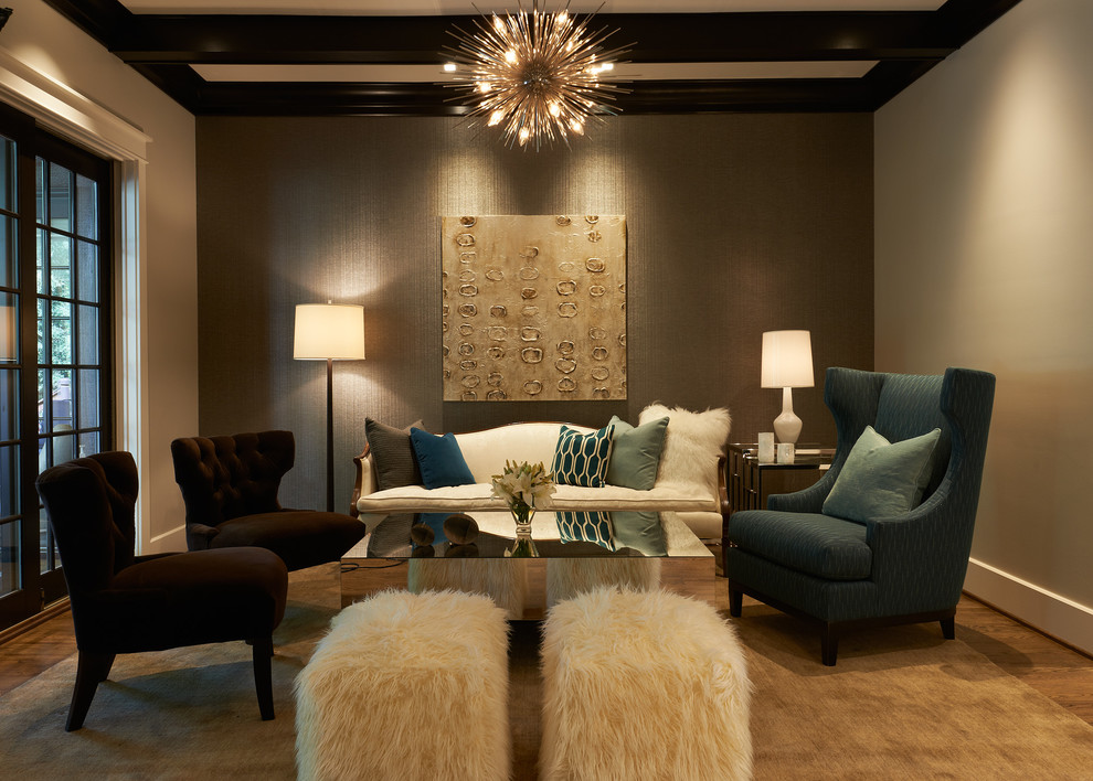 Ispirazione per un soggiorno tradizionale di medie dimensioni con pareti grigie, pavimento in legno massello medio e nessuna TV