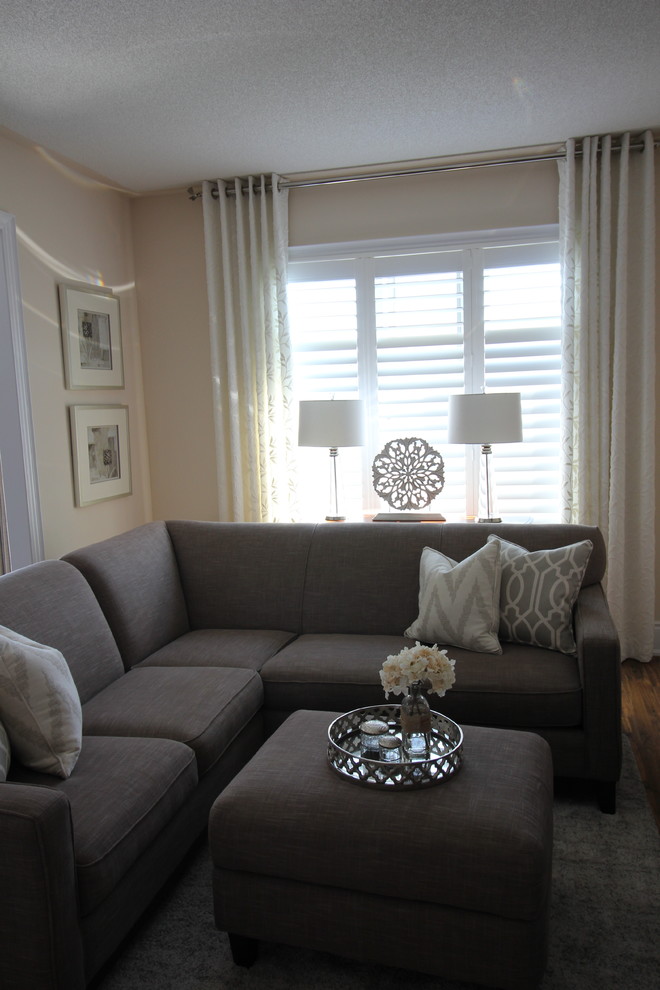 Idee per un soggiorno classico di medie dimensioni e chiuso con sala formale, pareti beige, parquet scuro e parete attrezzata