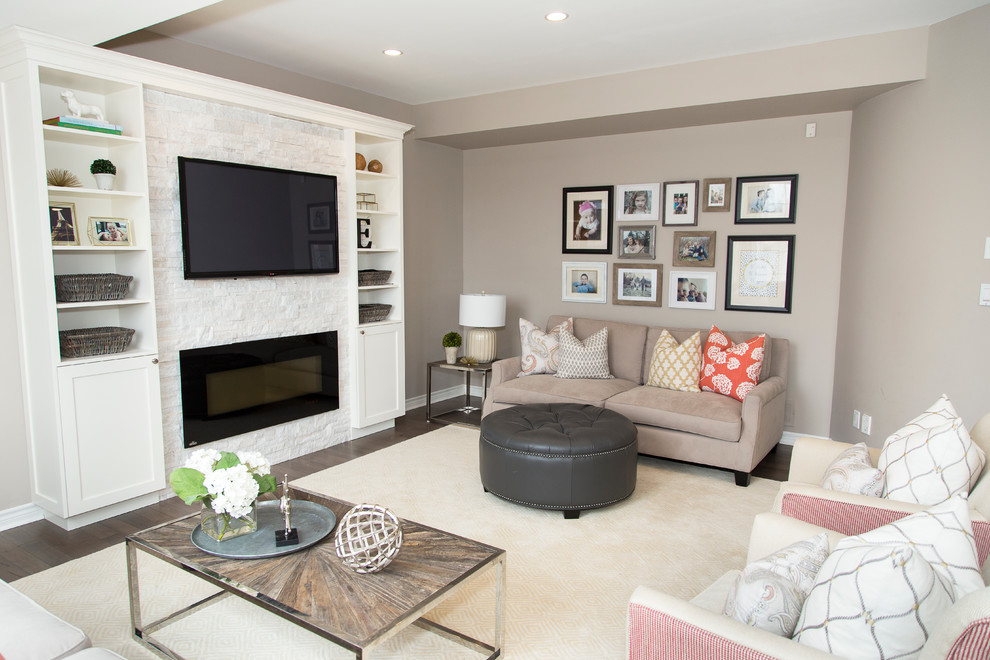 Großes, Abgetrenntes Shabby-Chic Wohnzimmer mit grauer Wandfarbe, braunem Holzboden, Kamin, Kaminumrandung aus Stein und TV-Wand in Toronto