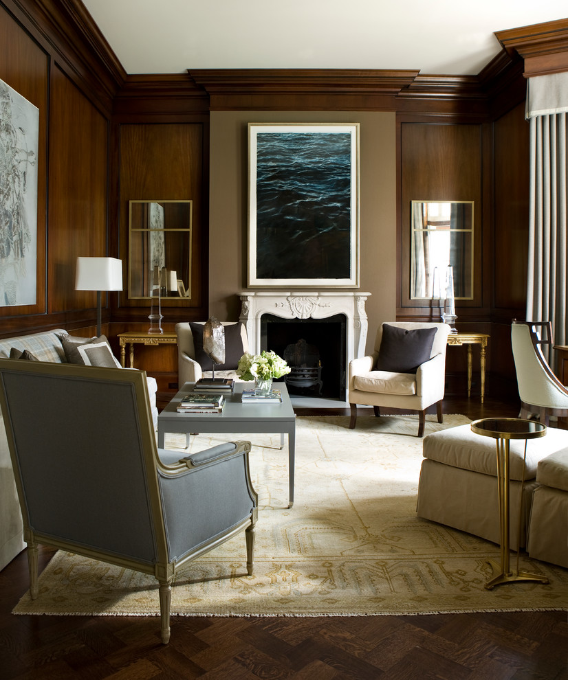 На фото: изолированная гостиная комната в классическом стиле с темным паркетным полом и стандартным камином
