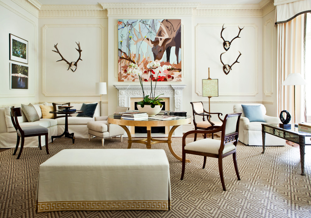 Пример оригинального дизайна: парадная гостиная комната в классическом стиле с белыми стенами, стандартным камином и ковром на полу