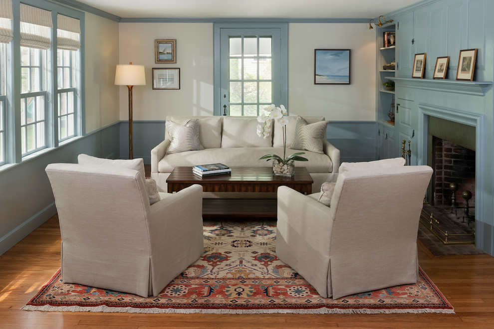 Kleines, Repräsentatives, Abgetrenntes Klassisches Wohnzimmer mit blauer Wandfarbe, braunem Holzboden und Kamin in Boston