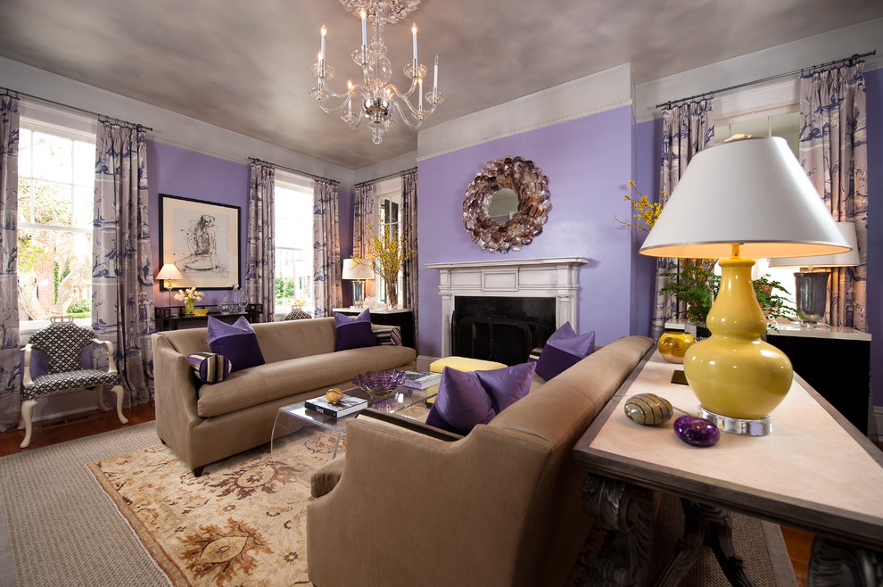 チャールストンにあるトランジショナルスタイルのおしゃれなリビング (紫の壁、無垢フローリング、標準型暖炉、漆喰の暖炉まわり、テレビなし) の写真