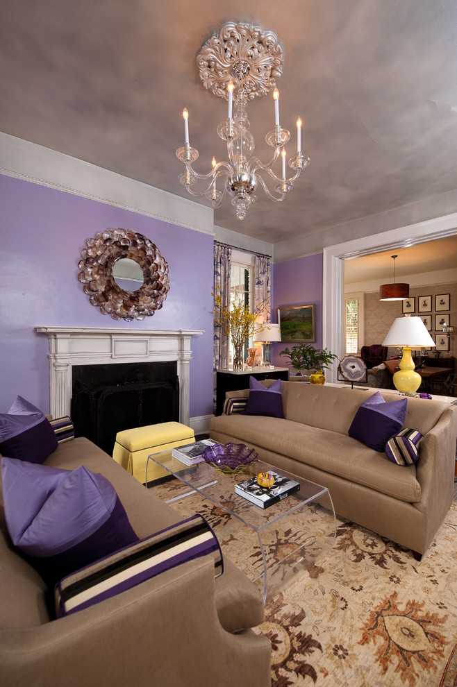 チャールストンにあるトランジショナルスタイルのおしゃれなLDK (紫の壁、無垢フローリング、標準型暖炉、漆喰の暖炉まわり) の写真